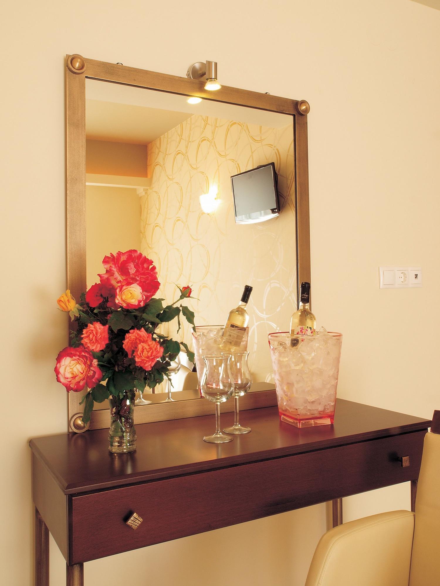 Niriides Beach Hotel Rethymno  Bagian luar foto
